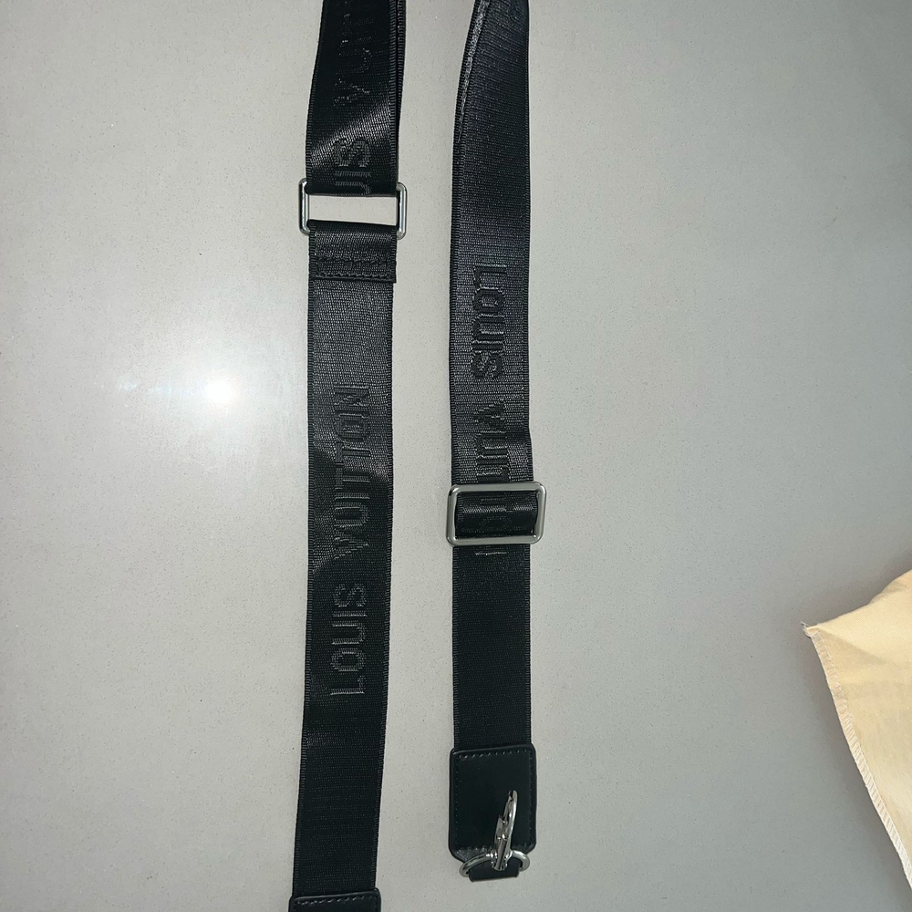 Louis Vuitton Fastline Black MessengerBag - Picture 4 of 7